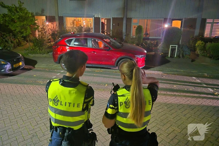 Vrouw rijdt over stoep en beschadigd auto na auto
