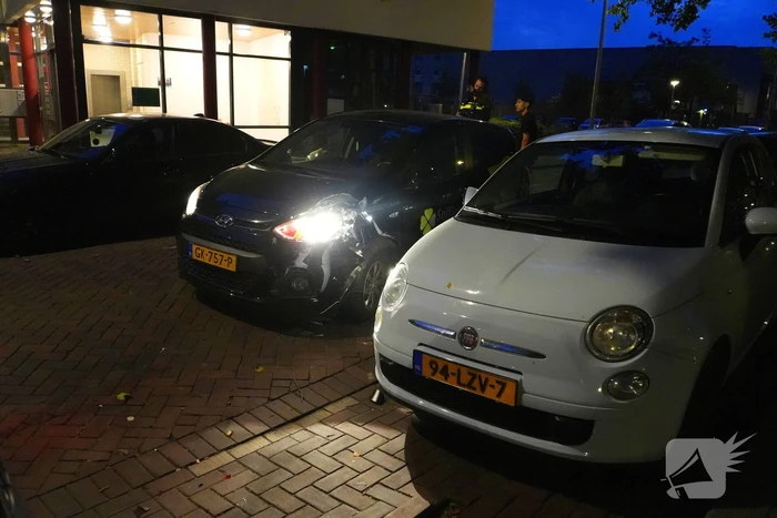 Dronken automobilist rijdt tegen drie geparkeerde voertuigen