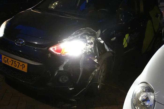 Dronken automobilist rijdt tegen drie geparkeerde voertuigen