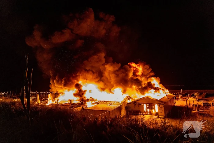 Strandtent Hippie Fish volledig in brand