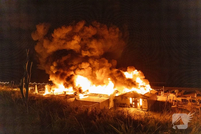 Strandtent Hippie Fish volledig in brand