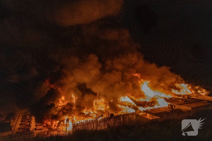 Strandtent Hippie Fish volledig in brand