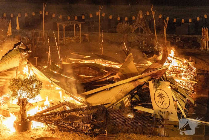 Strandtent Hippie Fish volledig in brand