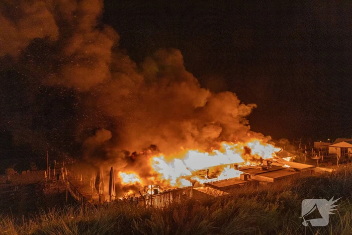 Strandtent Hippie Fish volledig in brand
