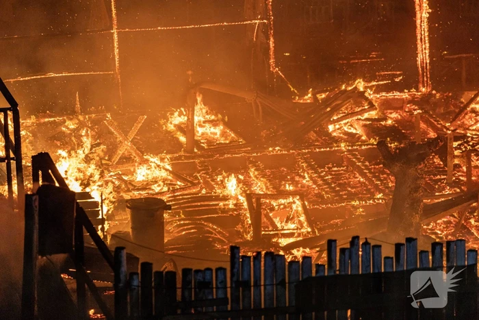 Strandtent Hippie Fish volledig in brand