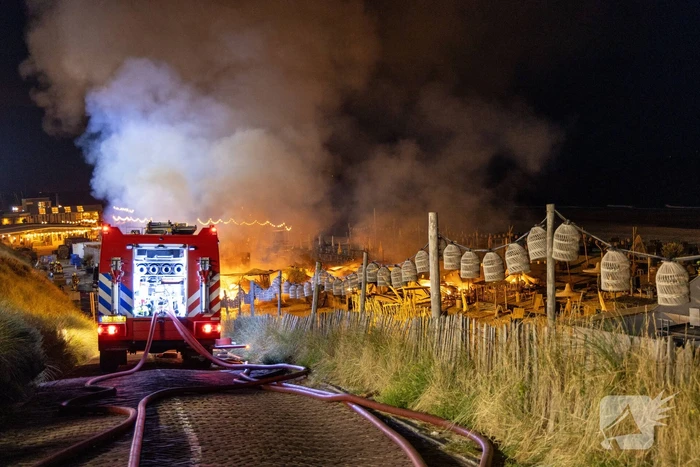 Strandtent Hippie Fish volledig in brand