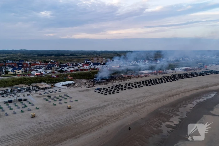 Strandtent Hippie Fish volledig in brand
