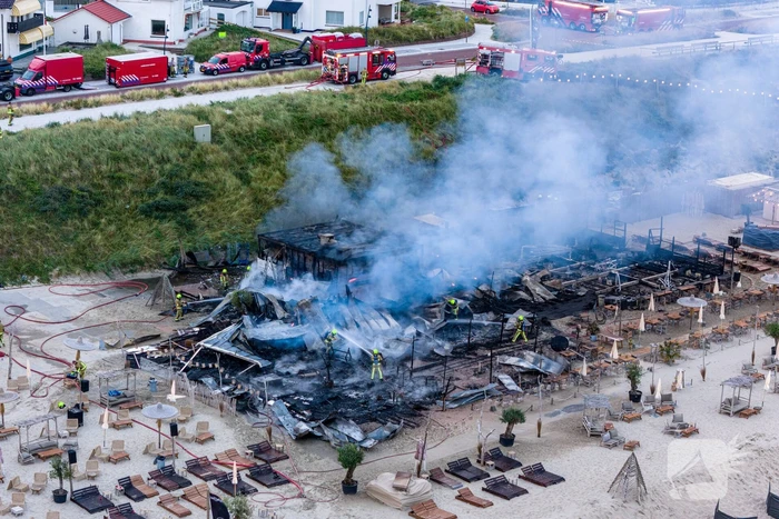 Strandtent Hippie Fish volledig in brand