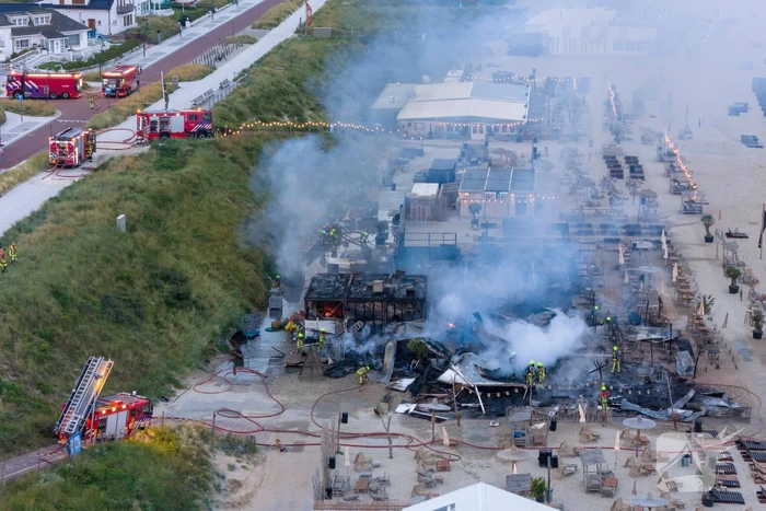 Strandtent Hippie Fish volledig in brand