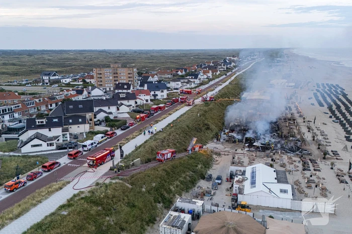 Strandtent Hippie Fish volledig in brand