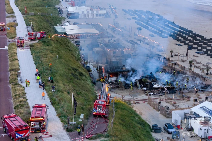 Strandtent Hippie Fish volledig in brand