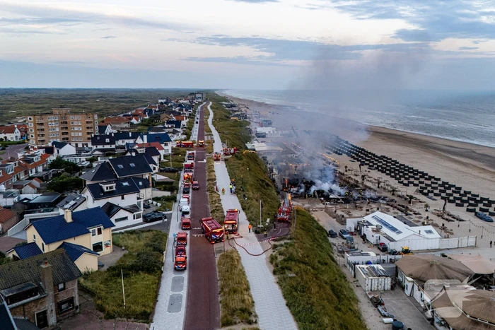 Strandtent Hippie Fish volledig in brand