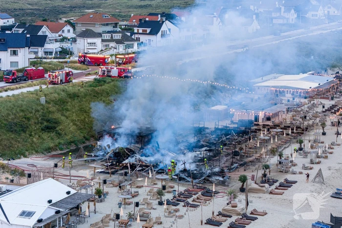 Strandtent Hippie Fish volledig in brand