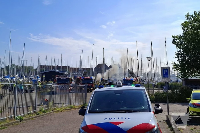 Veel rook in haven door brandend vaartuig