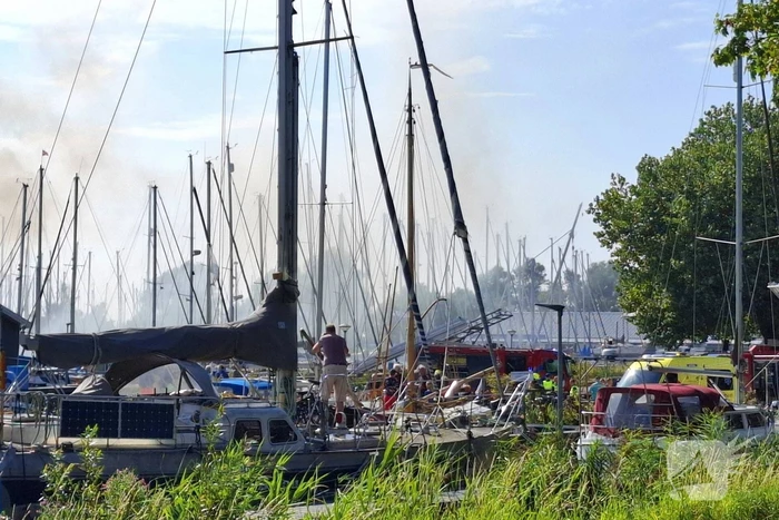 Veel rook in haven door brandend vaartuig