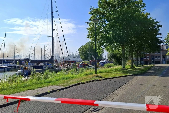 Veel rook in haven door brandend vaartuig