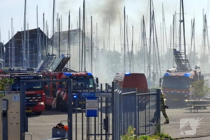 Veel rook in haven door brandend vaartuig