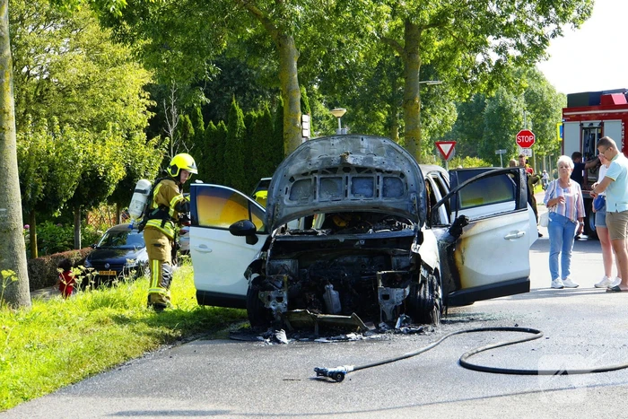 Auto brandt volledig uit tijdens rit