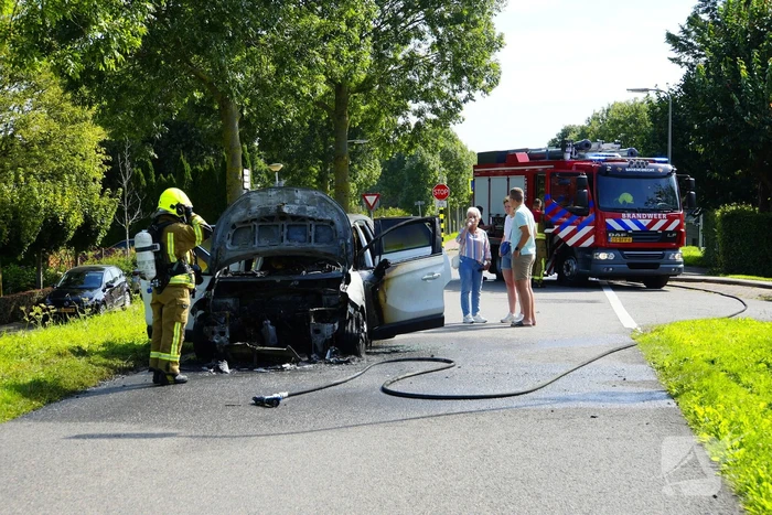 Auto brandt volledig uit tijdens rit