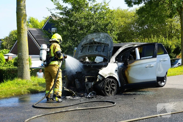 Auto brandt volledig uit tijdens rit