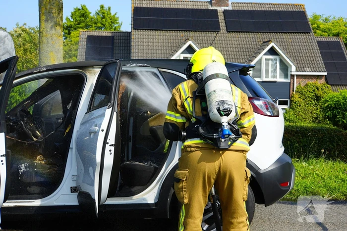 Auto brandt volledig uit tijdens rit