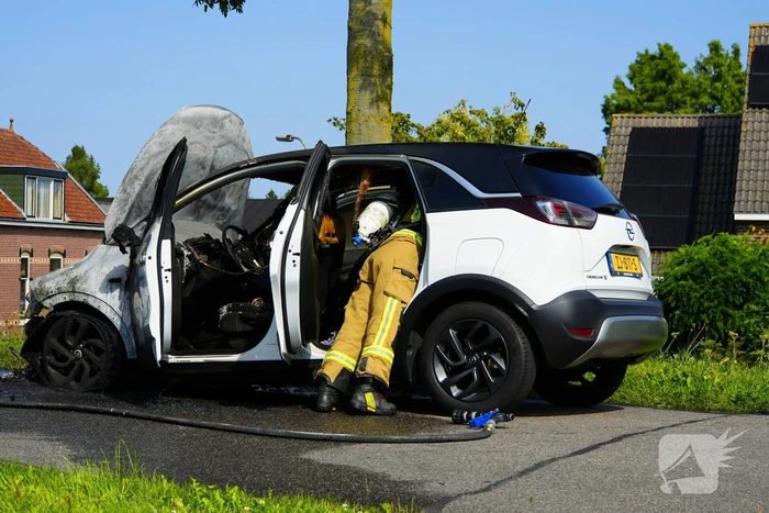 Auto brandt volledig uit tijdens rit