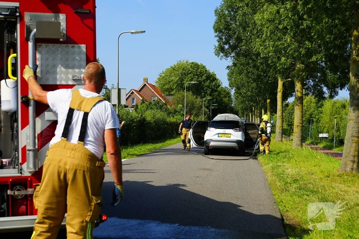 Auto brandt volledig uit tijdens rit