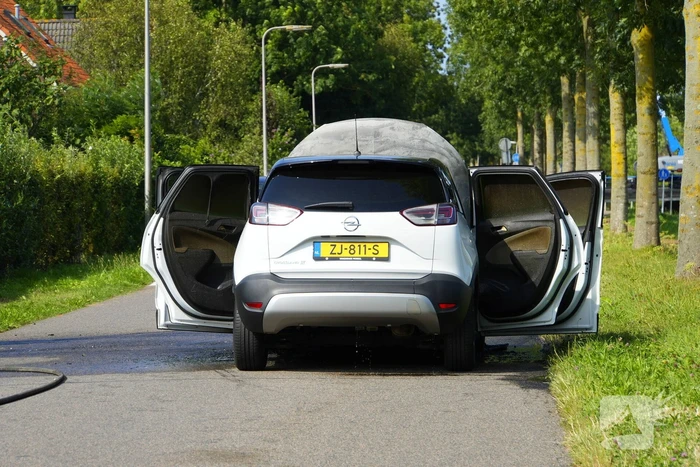 Auto brandt volledig uit tijdens rit