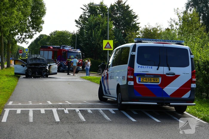 Auto brandt volledig uit tijdens rit
