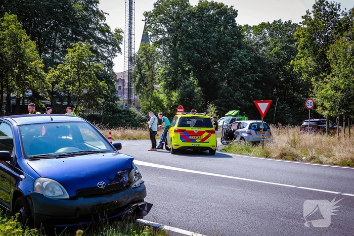 Twee auto's botsen op kruispunt