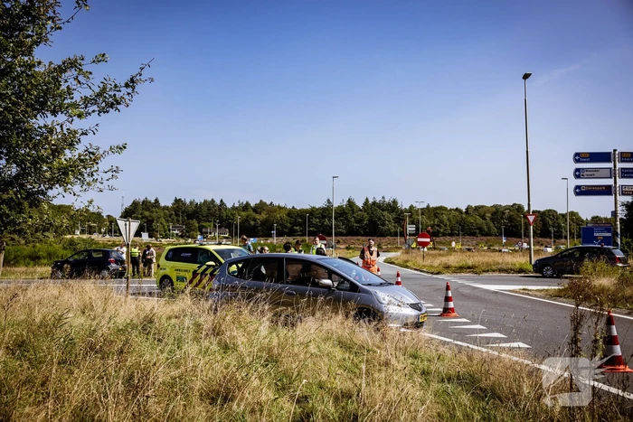 Twee auto's botsen op kruispunt