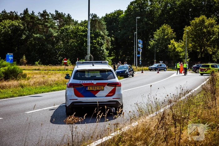 Twee auto's botsen op kruispunt