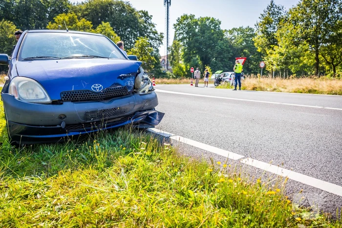 Twee auto's botsen op kruispunt