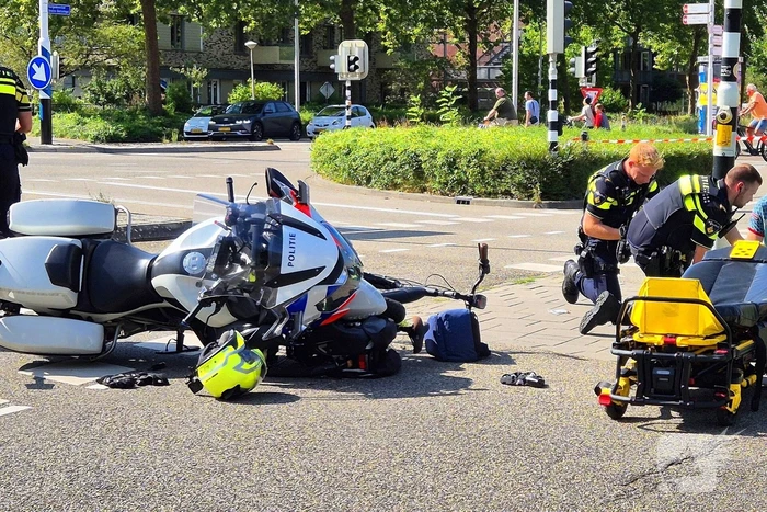 Fietser geschept door motorrijder politie
