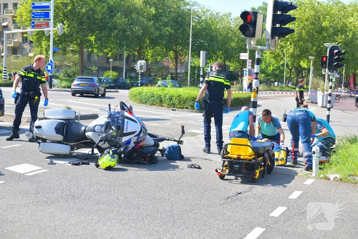 Fietser geschept door motorrijder politie