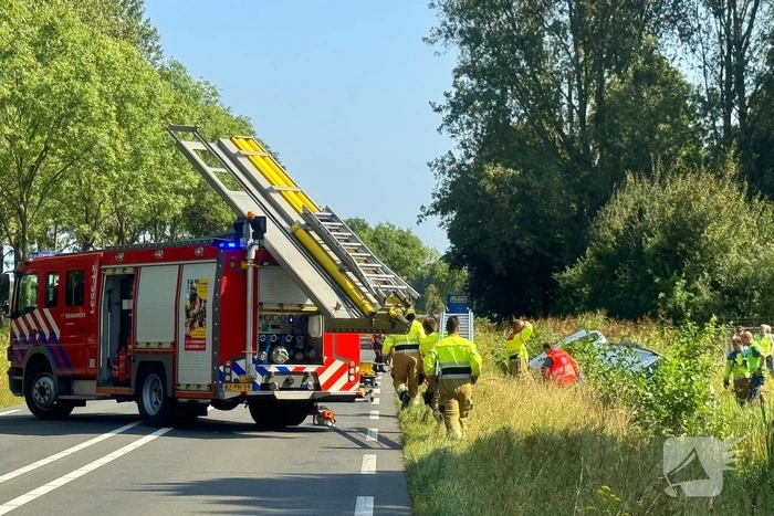 Zwaargewonde en bus in sloot na botsing