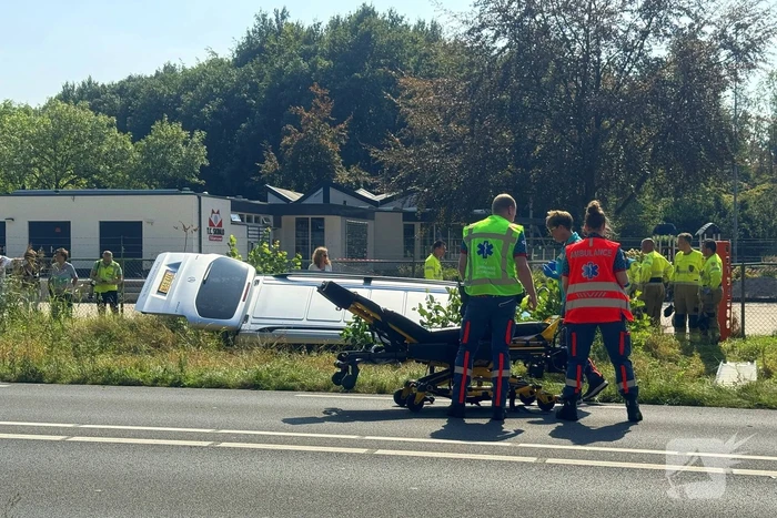 Zwaargewonde en bus in sloot na botsing