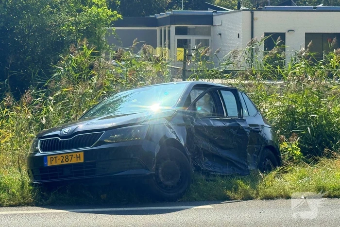 Zwaargewonde en bus in sloot na botsing
