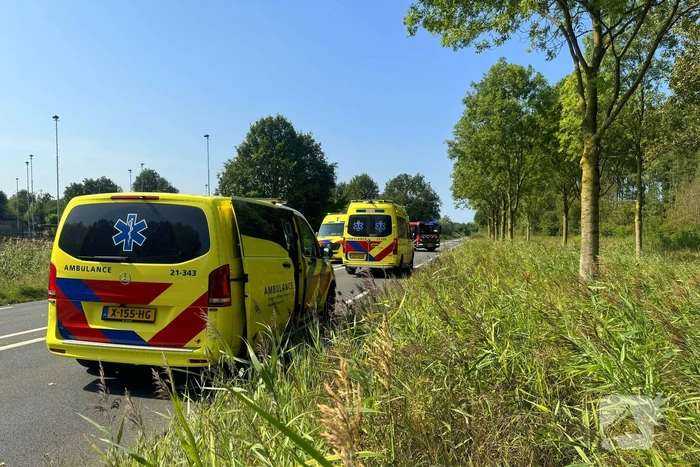 Zwaargewonde en bus in sloot na botsing