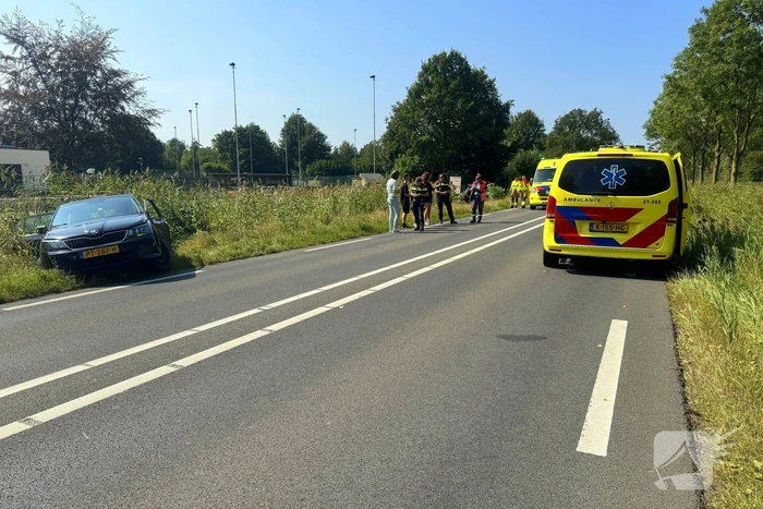 Zwaargewonde en bus in sloot na botsing