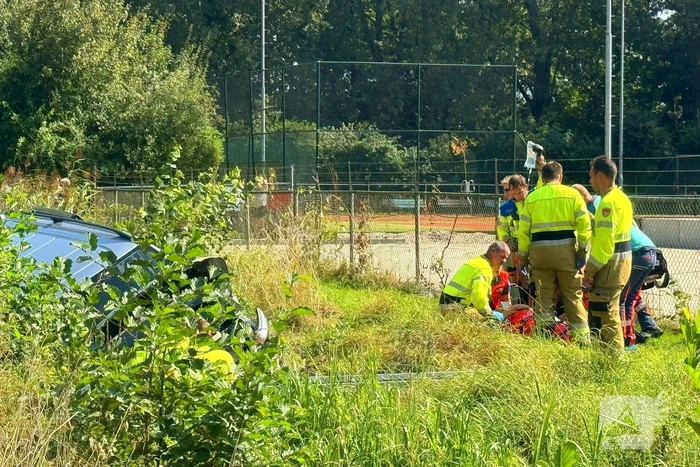 Zwaargewonde en bus in sloot na botsing