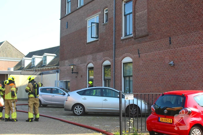 Vluchtelingenopvang ontruimd door brandend bankstel