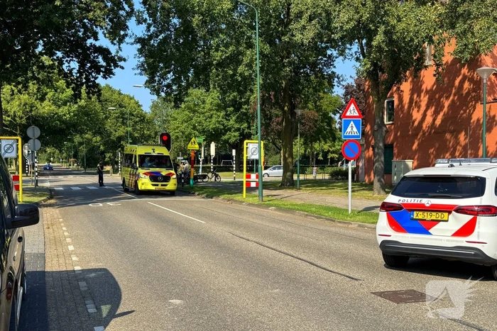 Ambulancemedewerkers behandelen gevallen snorfietser