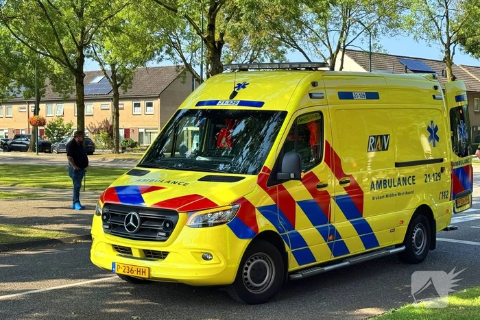 Ambulancemedewerkers behandelen gevallen snorfietser