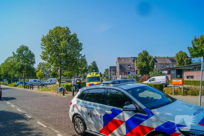 Fietsers botsen met elkaar, één gewonde