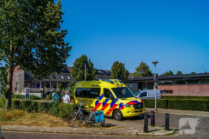 Fietsers botsen met elkaar, één gewonde