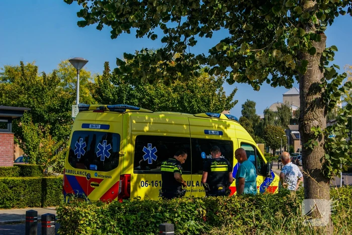 Fietsers botsen met elkaar, één gewonde