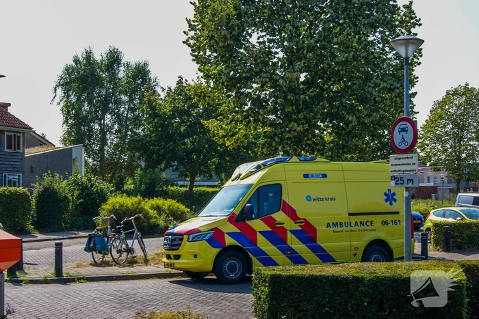 Fietsers botsen met elkaar, één gewonde