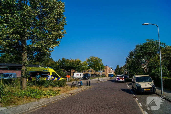 Fietsers botsen met elkaar, één gewonde
