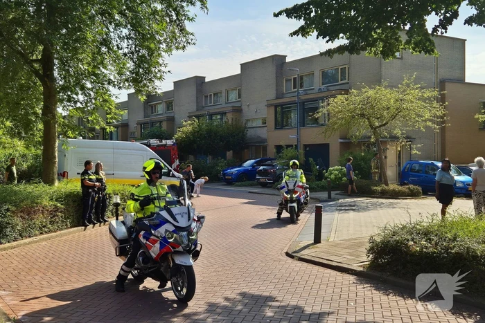 Patiënt onder politie en trauma-arts naar ziekenhuis begeleid